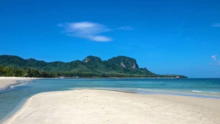 Weißer Sandstrand, glasklares Wasser und wolkenloser Himmel am Sivalai Beach in Koh Mook, Thailand laden zum Verweilen ein.