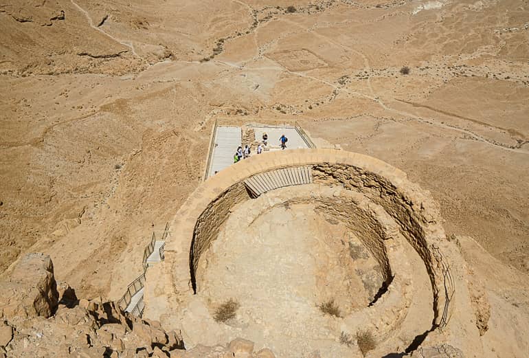 Eine Zysterne steht inmitten der Wüste in Masada, Israel.