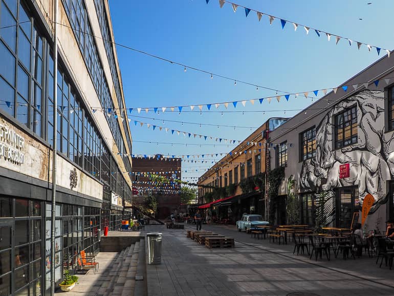 In Tiflis Hinterhof Fabrika verbinden bunte Girlanden die Häuserfassaden.