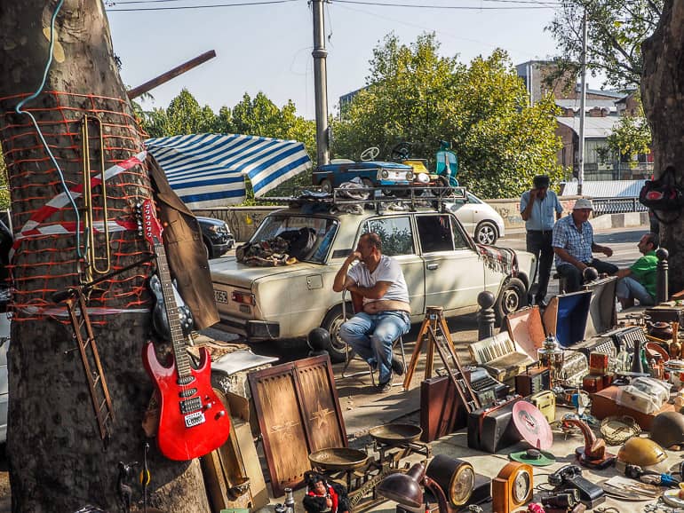 Auf den Straßen der Trockenen Brücke in Tiflis findet ein Flohmarkt statt, auf den Böden werden verschiedene Antiquitäten zum Verkauf angeboten.