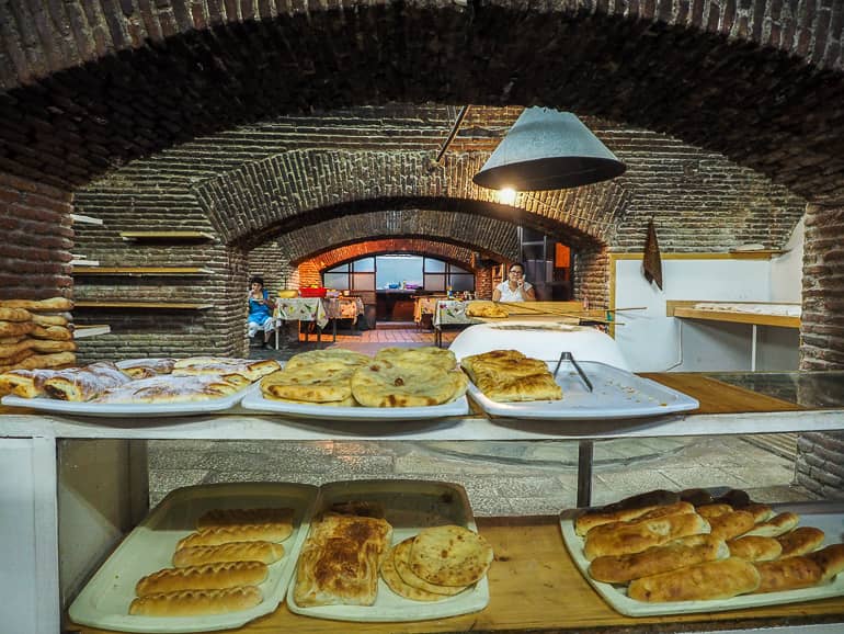 In einem Backsteingebäude in Tiflis, wird Georgisches Brot zum Verkauf angeboten.
