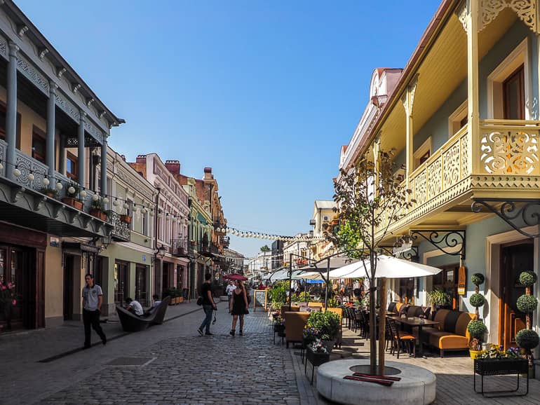 Die neu renovierten Häuserfassaden der Agmashenebeli Avenue in Neu Tiflis laden die Besucher zum Verweilen ein.