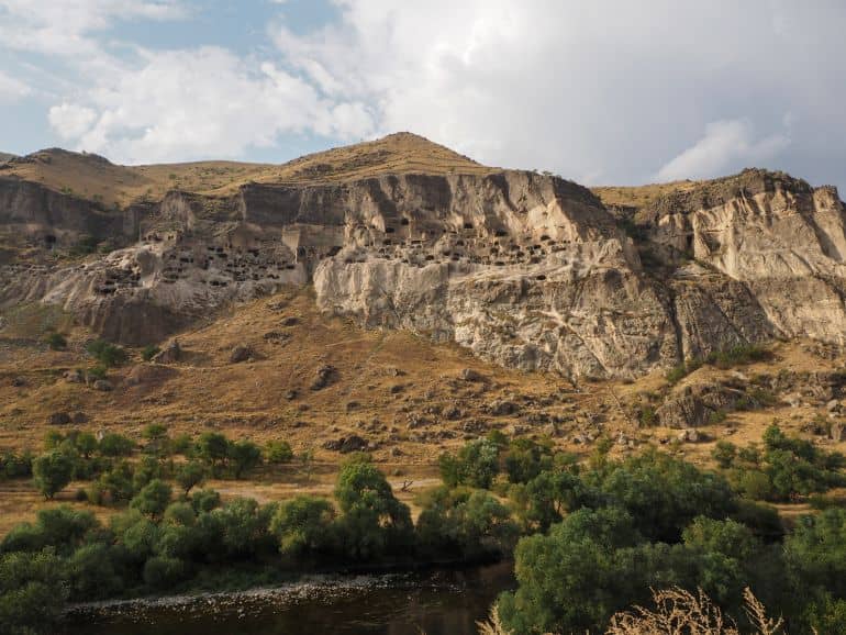 Vardiza, die georgische Höhlenstadt an der türkischen Grenze wurde an/in Sandsteinfelswänden errichtet.