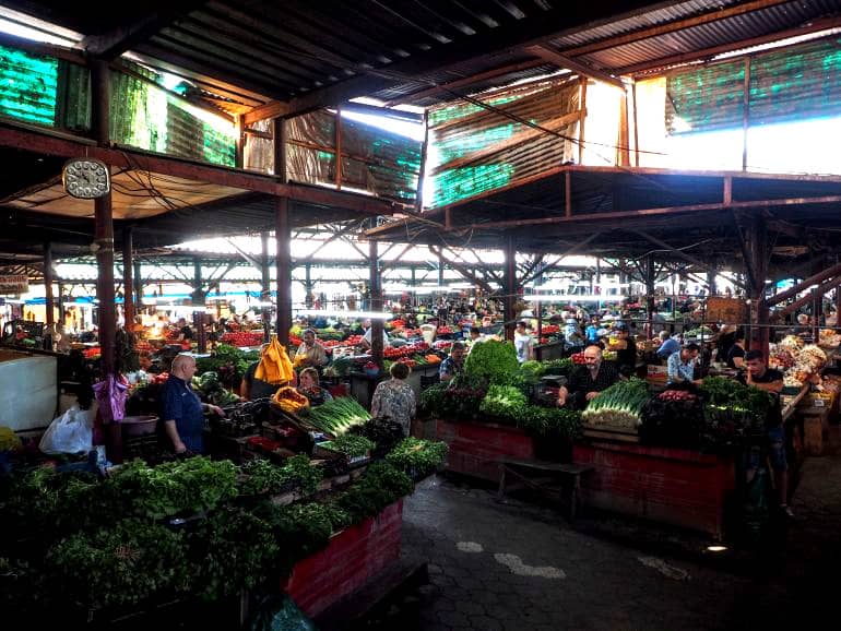 Der mit Brettverschlag überdachte Markt in Kutaisi, Georgien bietet an zahlreichen Ständen seinen Besuchern frisches Obst und Gemüse an.