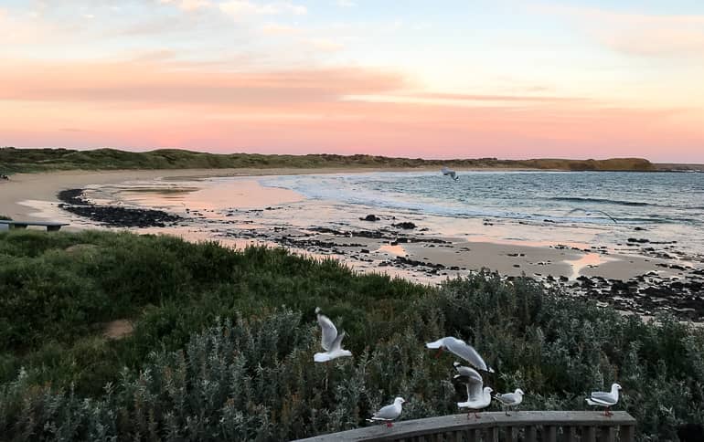 Victoria, Australien: Die Sonne geht über der Küste von Phillip Island unter.