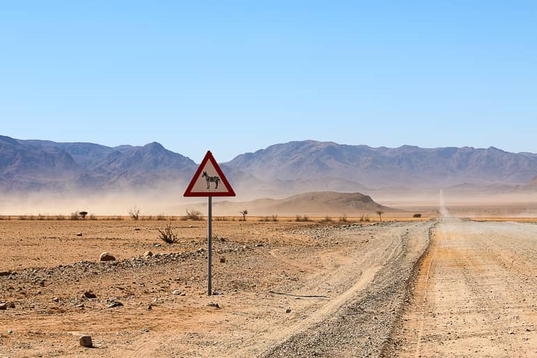 Perfekte Voraussetzungen für eine Namibia Rundreise: Schotterpisten.