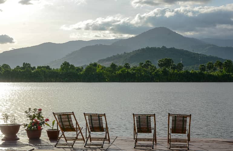 In Kampot wohnt es sich am besten direkt am Fluss mit Blick auf die Elefantenberge.