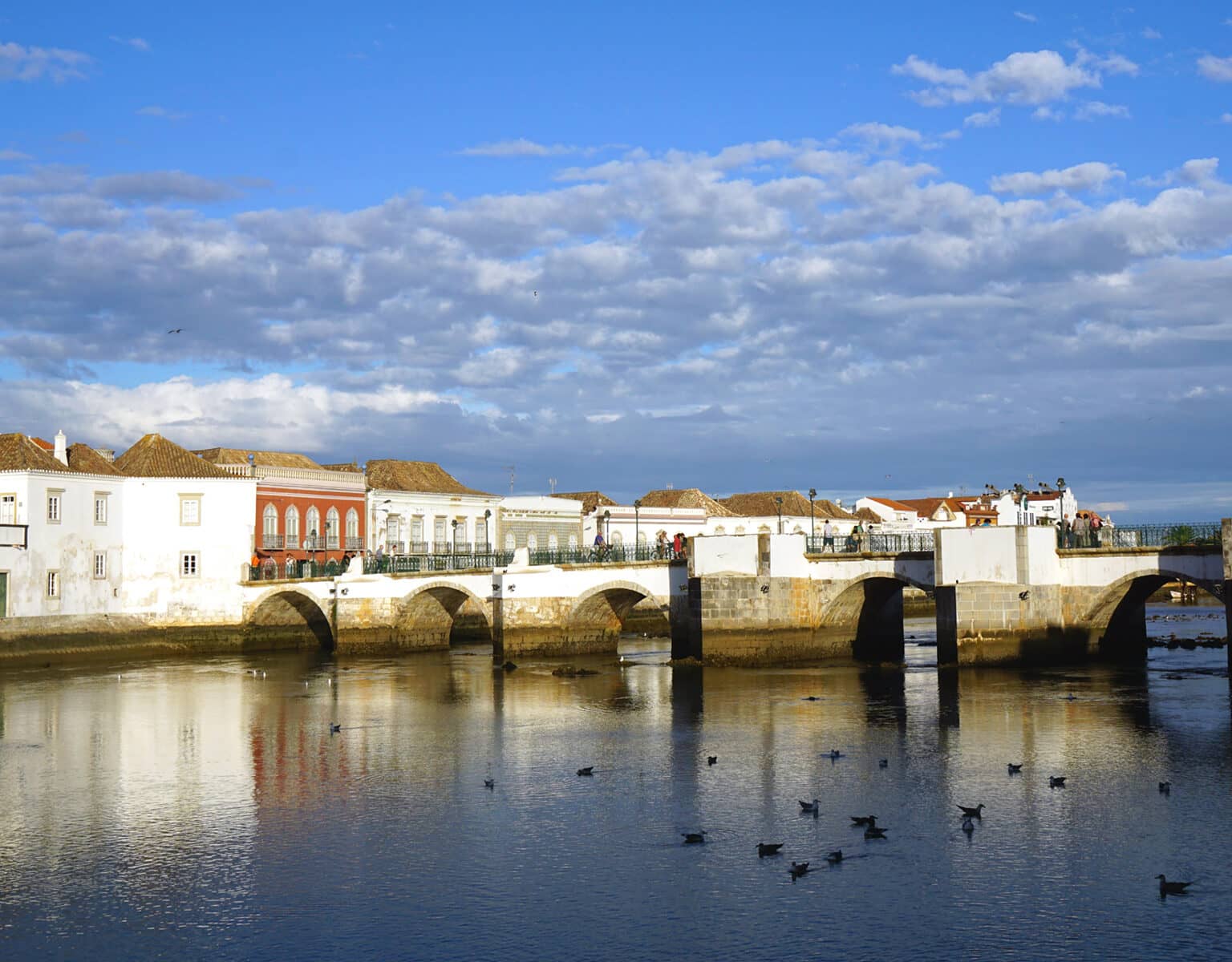 Die portugiesische Stadt Tavira mit ihrer markanten Brücke im Stadtkern verzaubert ihre Besucher auch im Winter.