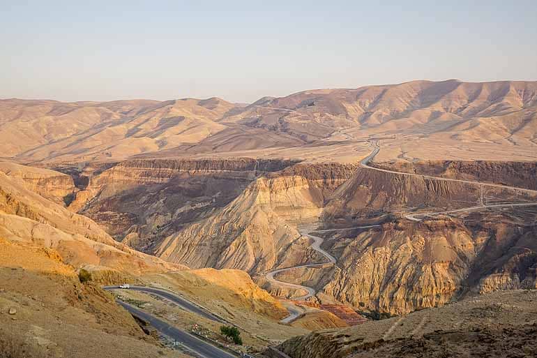 Blick auf den Bergpass in Jordanien bei Sonnenaufgang.