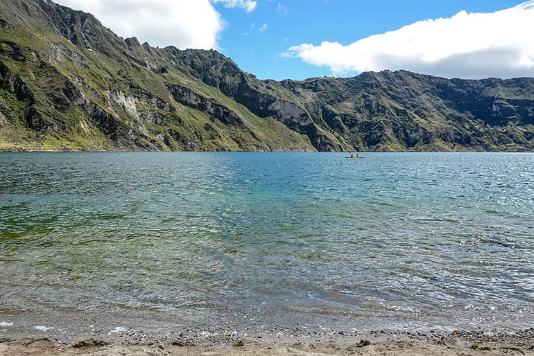 Wer nach dem Abstieg vom Kraterrand noch Power hat, paddelt mit dem Kajak über den See.