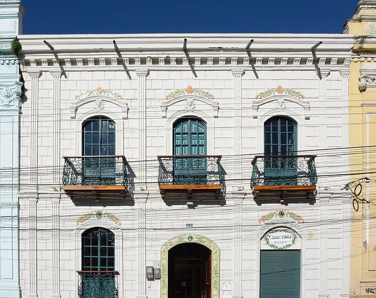 Traumhaft schön restaurierte Gebäude aus dem 19. Jahrhundert mit typisch republikanischer Architektur warten in Riobamba.