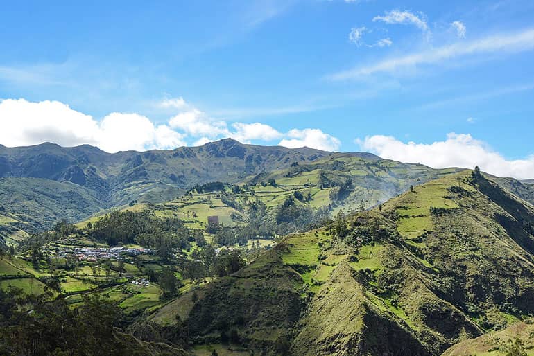 Fernab der Panamericana liegt das Bergdorf Isinliví eingebettet in eine flauschig-grüne Landschaft.