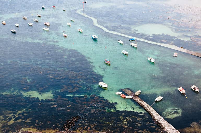 In der Bretagne ist der Atlantik so türkisblau, wie man es aus dem Mittelmeer oder der Karibik kennt.