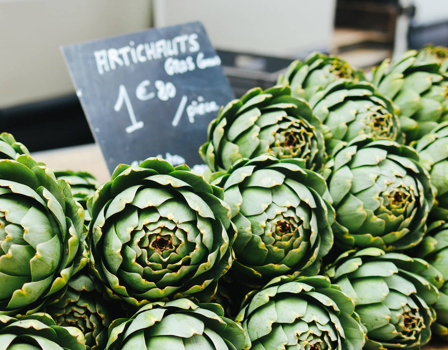 Typisch französisch: Artischocken auf dem Markt von Josselin.