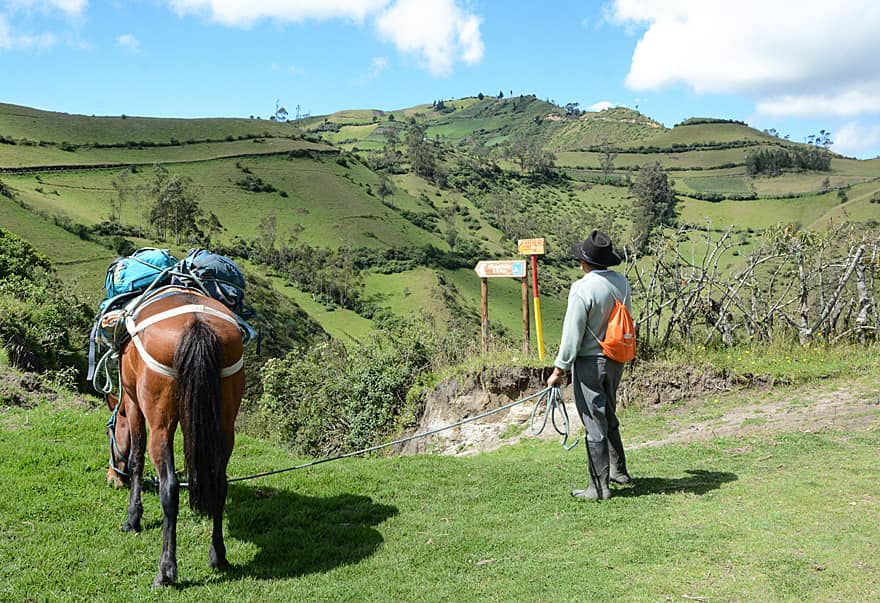 Corina, das Pferd, und Oswaldo, der Guide, begleiten uns auf der Tageswanderung von Isinliví nach Chugchilan.