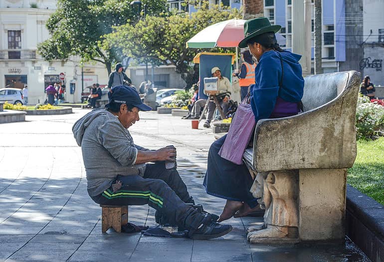 So startet ein Morgen in Riobamba: erst einmal Schuhe putzen lassen an einem der vielen schönen Plätze.