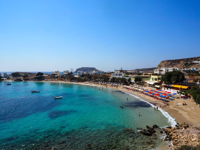 Urlaubsparadies Lefkos – am Dorfstrand Gialoú Chórafi ist es voll.