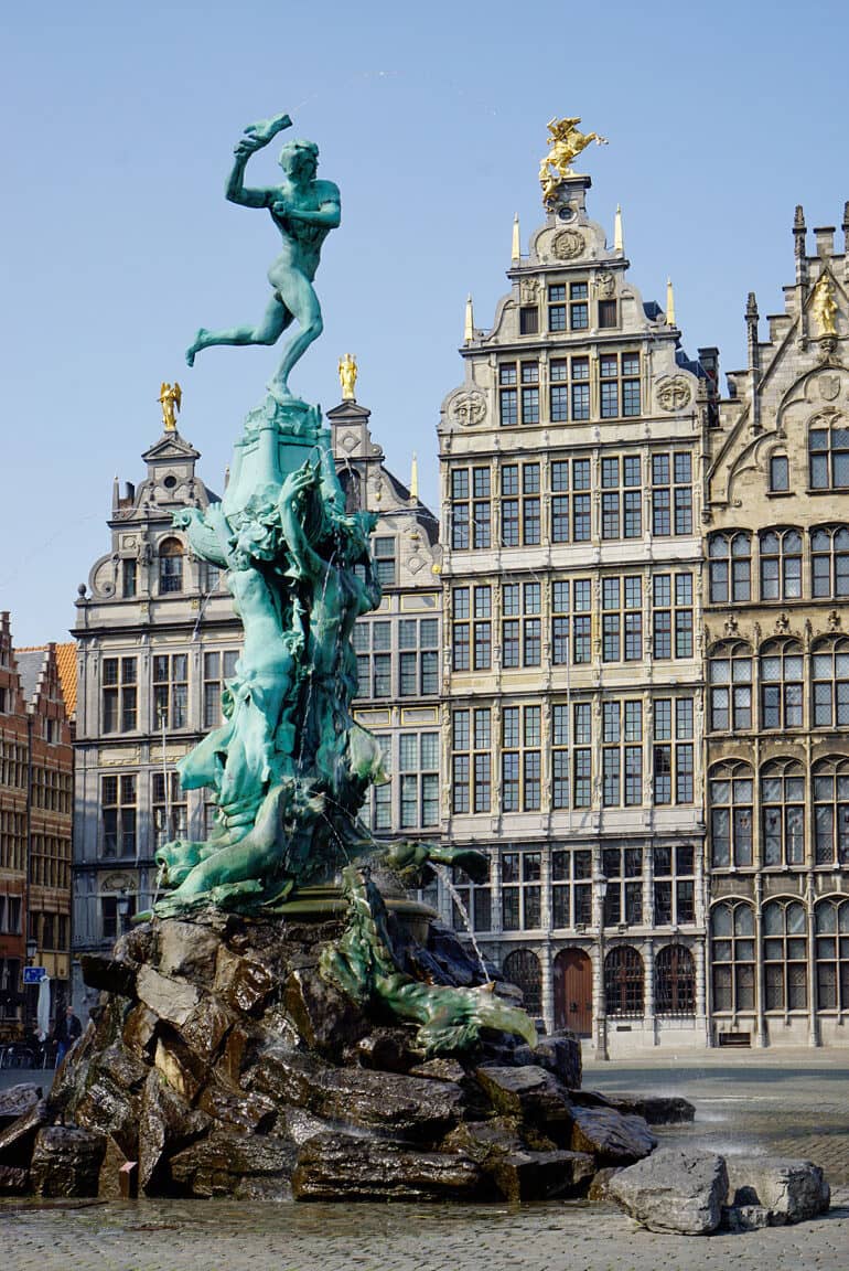 Der Grote Markt mit historischen Fassaden und dem Brabobrunnen.