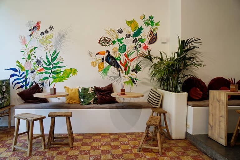 Bunt bemalte Wand im Café Divers.