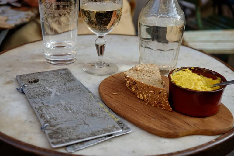 Köstliches frisches Brot und selbstgemachter Aufstrich im Bistro Native.