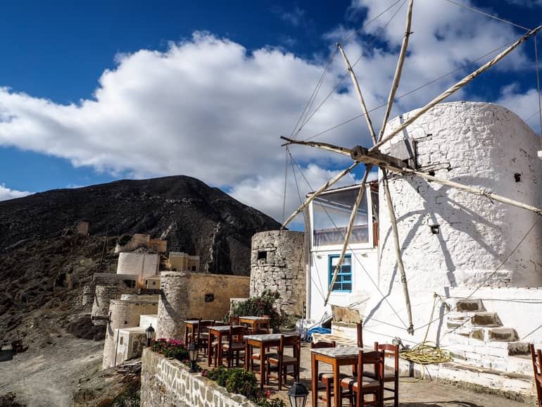 Windmühlen prägen das Gesicht von Olympos.