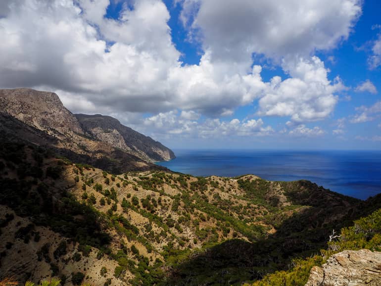 Auf dem Weg nach Avlóna überblickt man die zerklüftete Berglandschaft, die ins Meer abfällt.