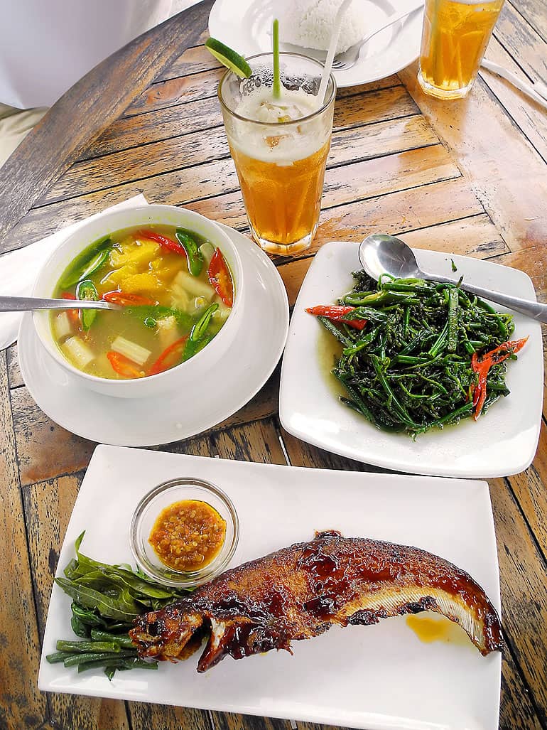 Landestypische Mahlzeit im Tjilik Riwut Resto: Rattansuppe, Bajei-Gemüse, gebratener Lais-Fisch und Honey Lemongrass Eistee