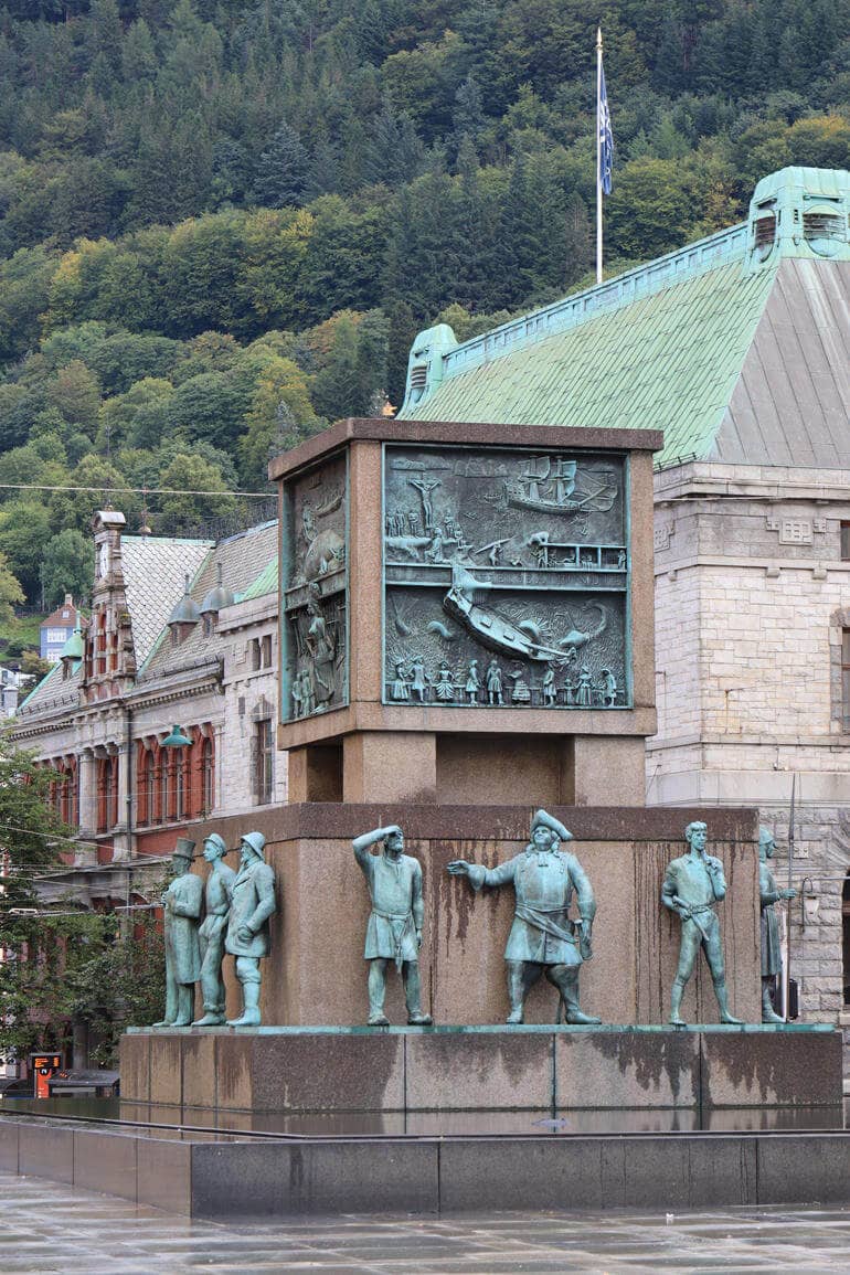 Beim Streifzug durch Bergen gehört das Seemannsdenkmal fast unweigerlich dazu.