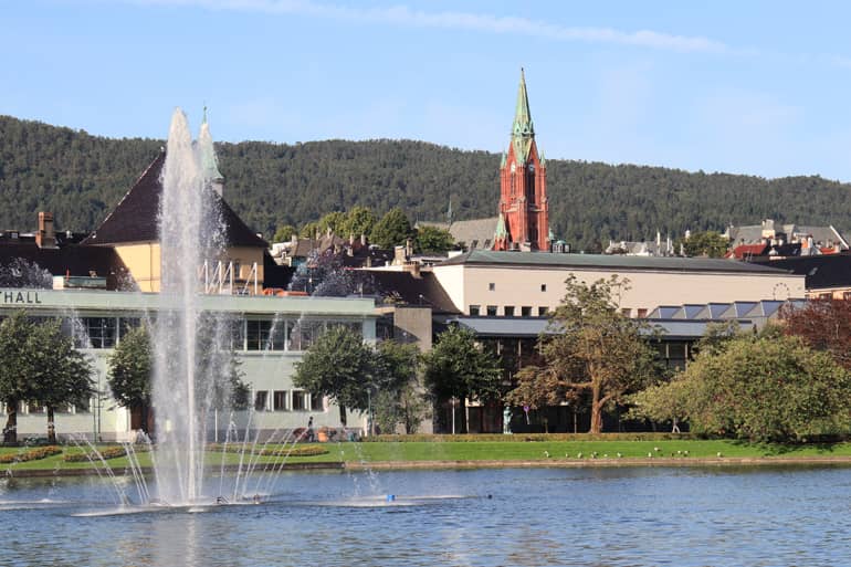 Bergen Sehenswürdigkeiten:Ein kleiner Weiher mit deinem Springbrunnen in der Mitte.
