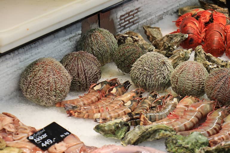 Bergen Sehenswürdigkeiten: Eine Kühltheke in der Fisch liegt.