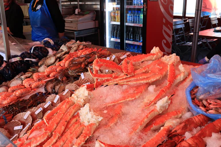 Bergen Sehenswürdigkeiten: Eine Kühltheke auf einem Fischmarkt, in der Fisch liegt.