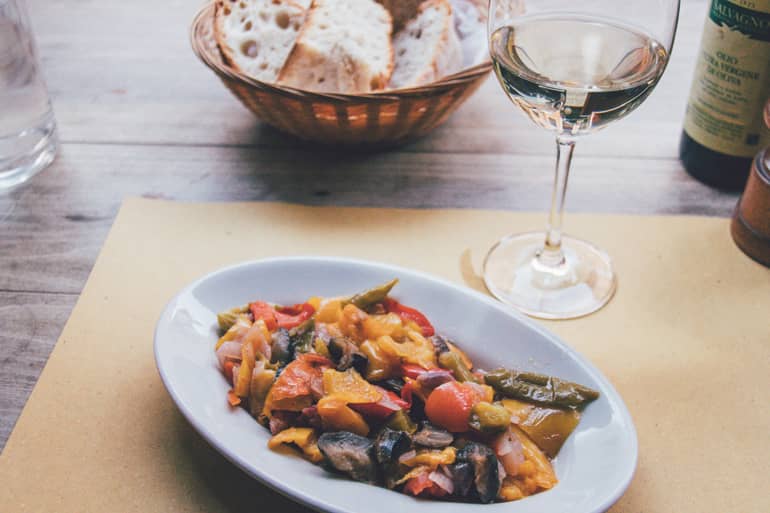 Die Osteria Sottoriva mit einer kleinen Speisekarte an feinen Gerichten.