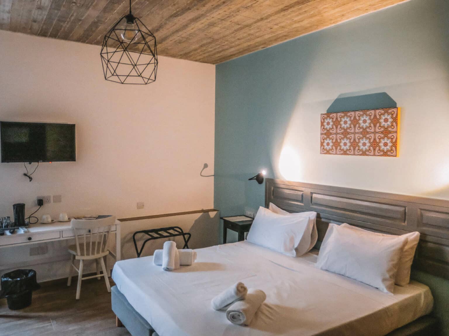 Ein Schlafzimmer mit einem Bett und einer blau gestrichenen Wand.