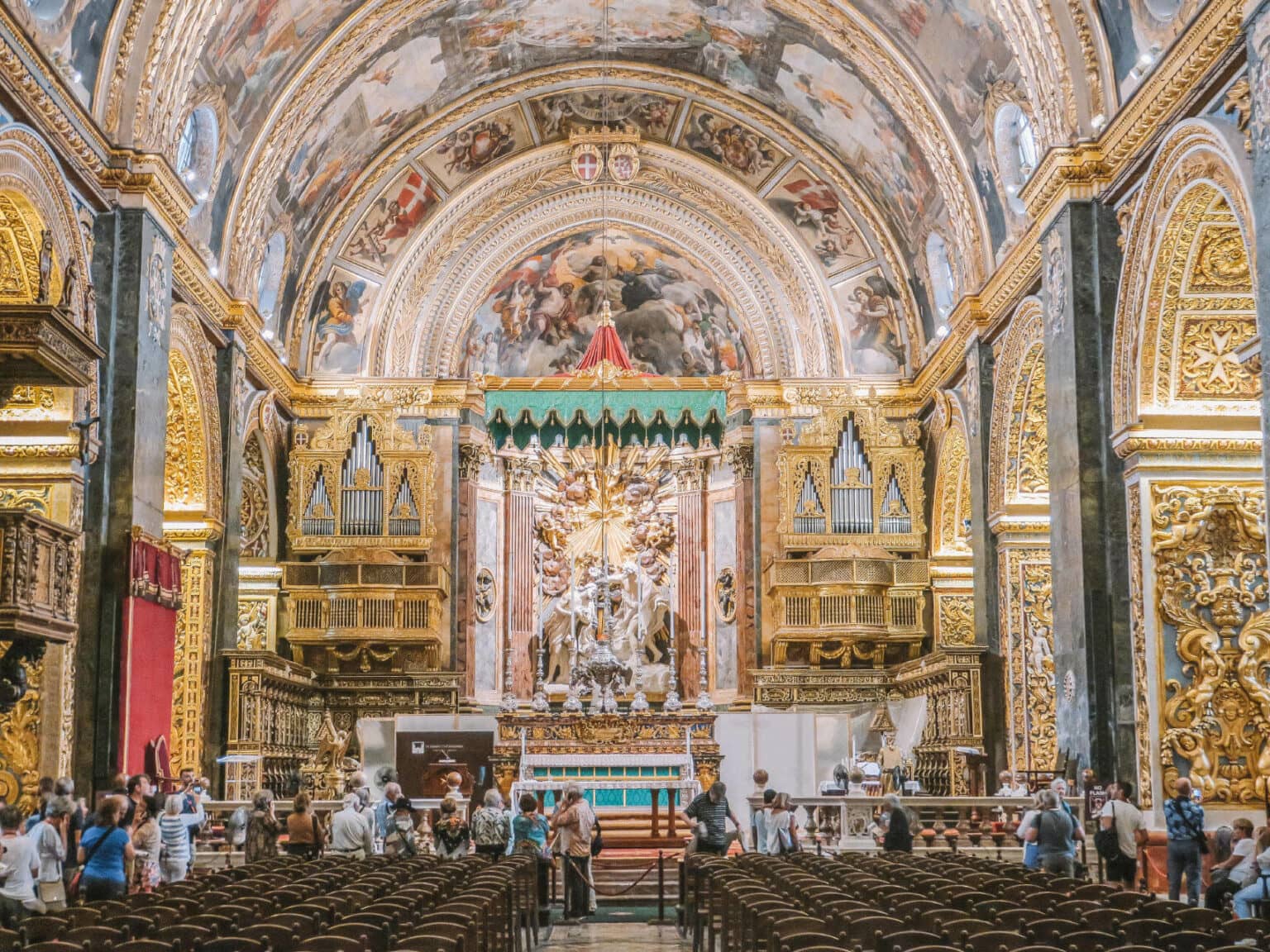 Eine Alte Kirche von Innen mit ein paar Menschen.