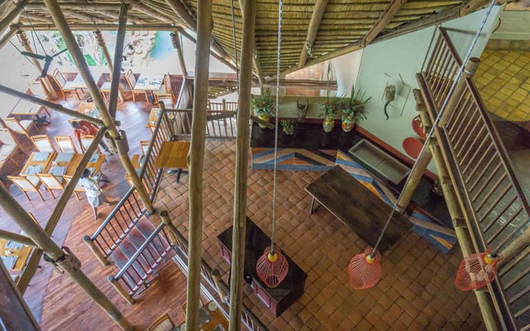 Blick von oben zum Restaurant des Victoria Falls Safari Lodge, innen.
