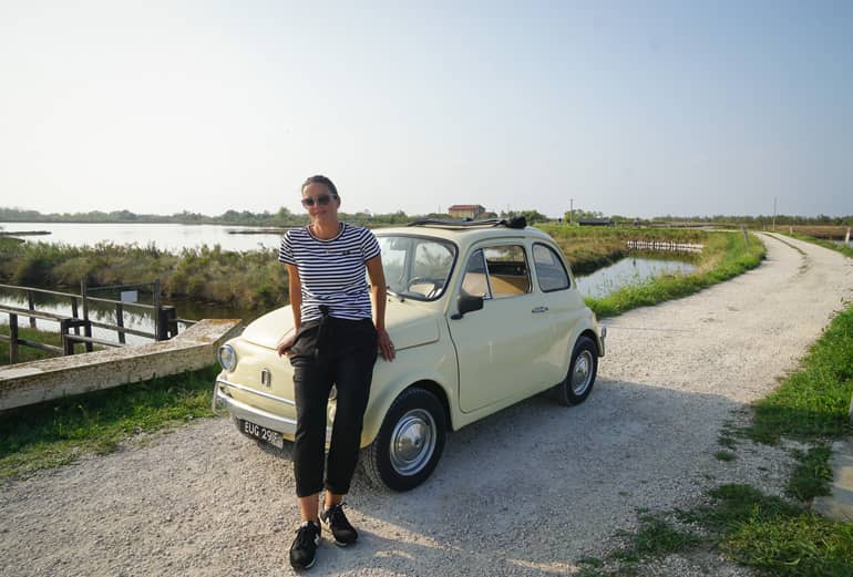 Stilecht lässt sich die Insel Lio Piccolo in der Lagune von Venedig im Fiat Cinquecento Oldtimer erkunden.