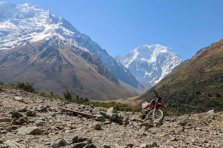 Ein eher untypisches Fortbewegungsmittel auf dem Trek – die Maschine mit Blick auf den Salkantay.