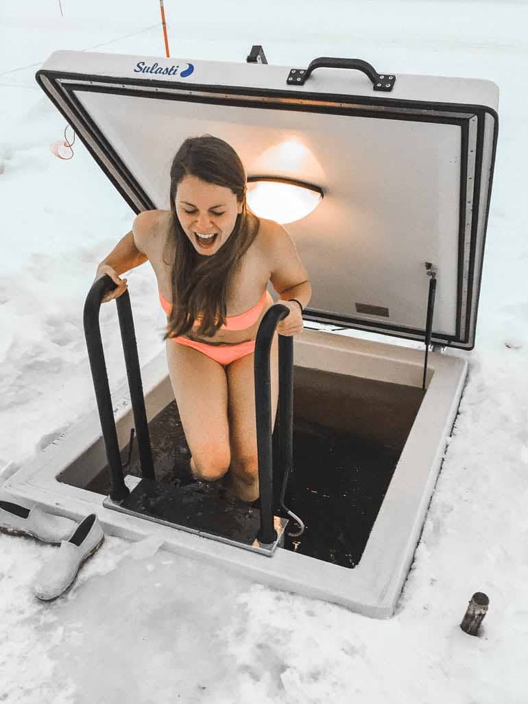 Eine Frau beim Eisbaden in Finnisch Lappland