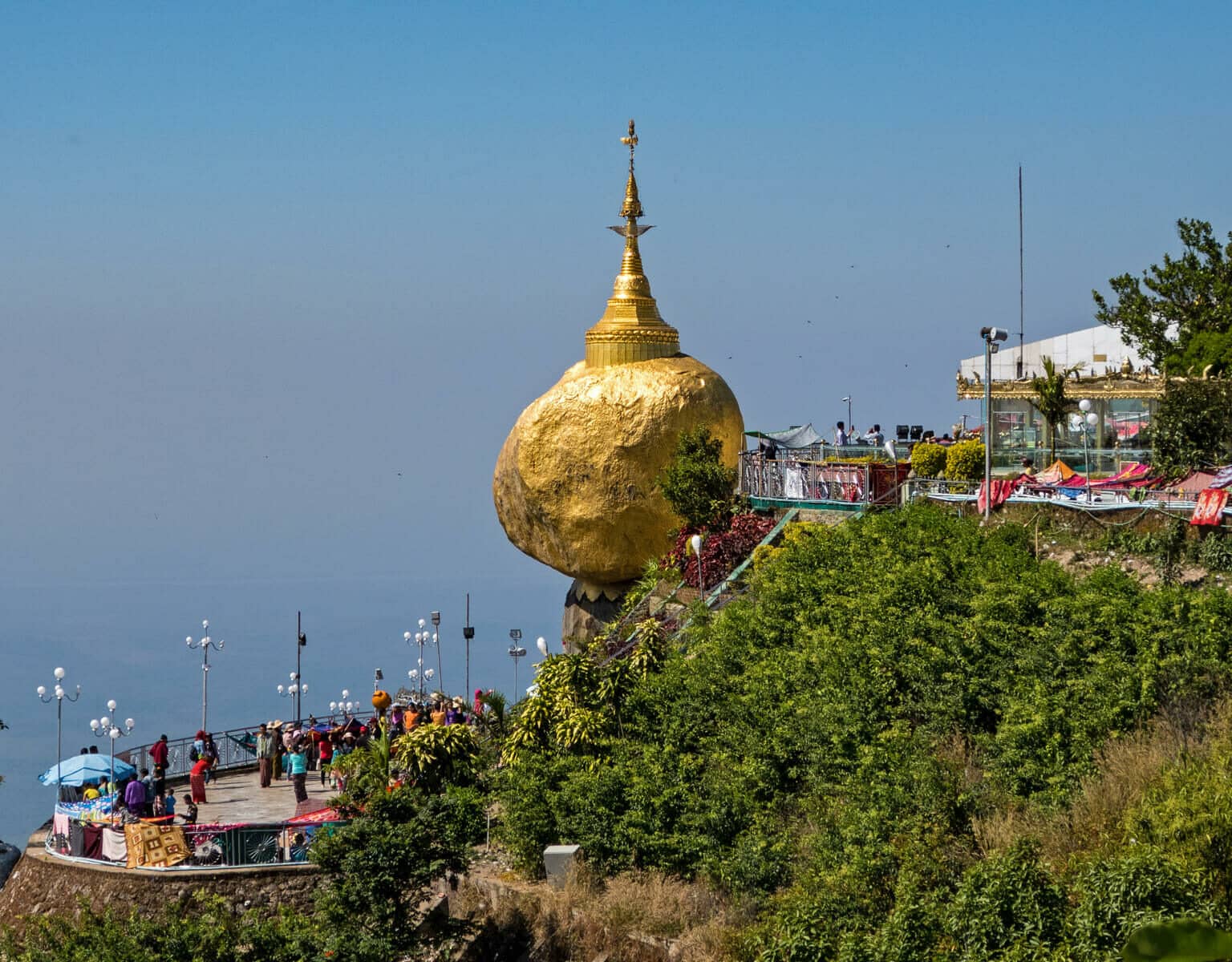 Der goldene Felsen auf einer Erhöhung in Kyaikto, zählt zu den größten buddhistischen Heiligtümern Myanmars.