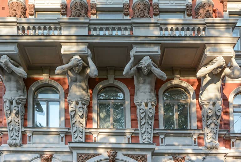 Helsinki: Häuserfassade im Jugendstil.