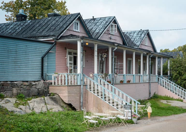 Helsinki: rosafarbene Holzhäuser.