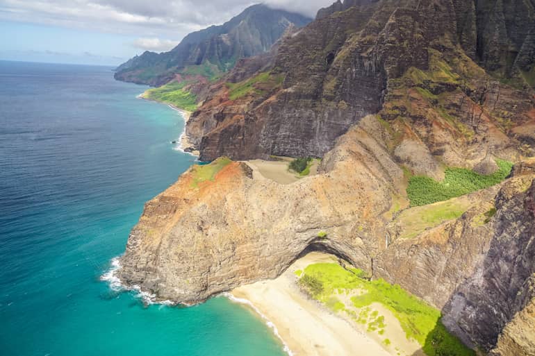 Einen Panoramablick auf den atemberaubenden Strand und die Küste der Napali Coast, die einer schlafende Schildkröte gleicht, erhält man am besten aus der Vogelperspektive.