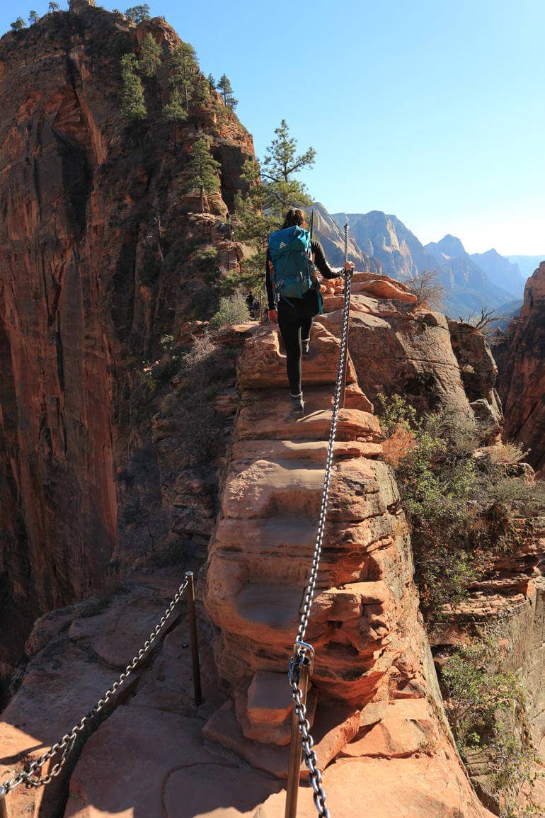 Das letzte Stück auf den Gipfel von Angels Landing hat es in sich. Die Wände fallen mehrere hundert Meter senkrecht ab.