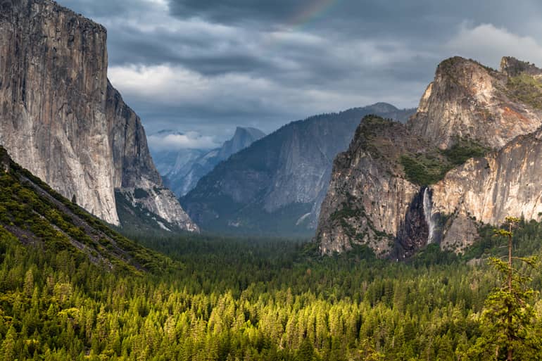 Der Tunnel View eröffnet dem Besucher einen grandiosen Blick auf El Capitan (links), Half Dome (hinten Mitte) und den Wasserfall Bridalveil Fall. 