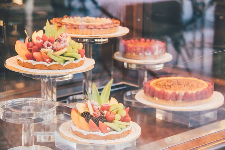 Tipp für leckeres Essen in Bologna: Ein Schaufenster mit Obsttorten.