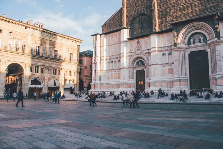 Ein großer Platz mit alten Gebäuden umgeben in Bologna