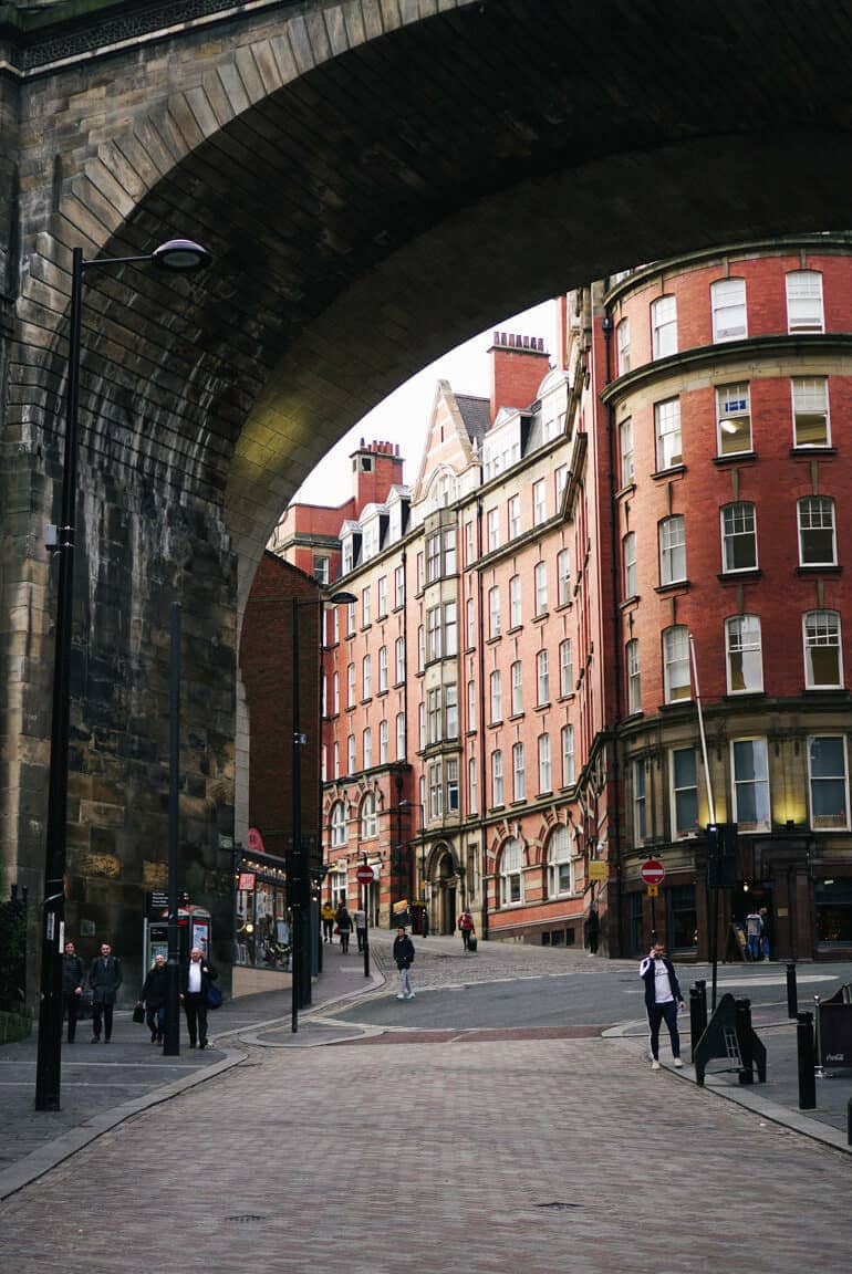 Eine Brücke mitten in der Stadt.