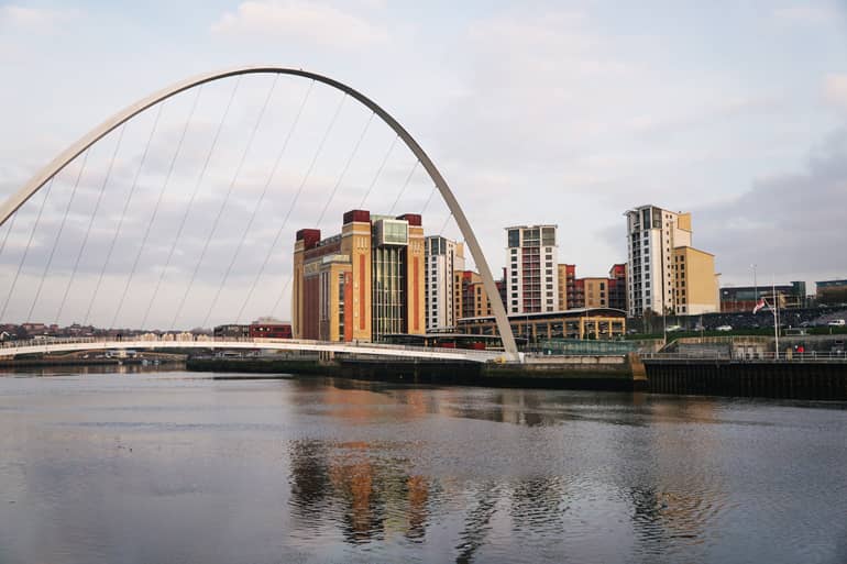 Die Millennium Bridge ist die modernste der sieben Brücken über den Tyne. Im Hintergrund sieht man schon das Baltic Museum für moderne Kunst.