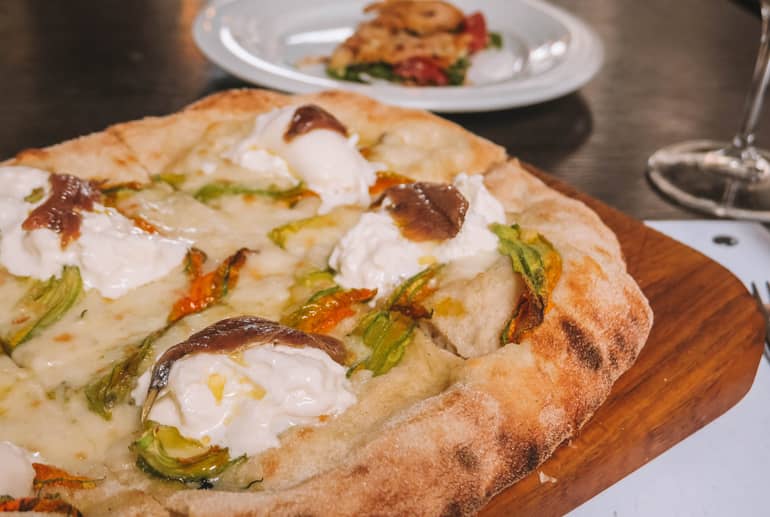 Ein Traum aus Teig, Burrata, Zucchiniblüten und Sardellen in der Bottega Conviviale.