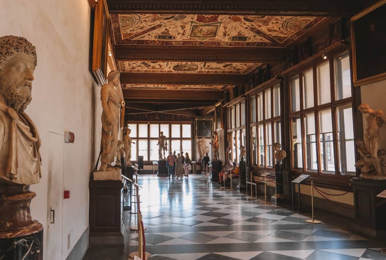 Circa 20.000 Kunstinteressierte zieht es täglich in die Uffizien.